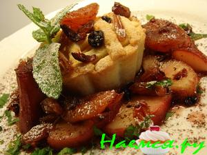 Корзиночки с ананасами в сливочно-грушевом соусе