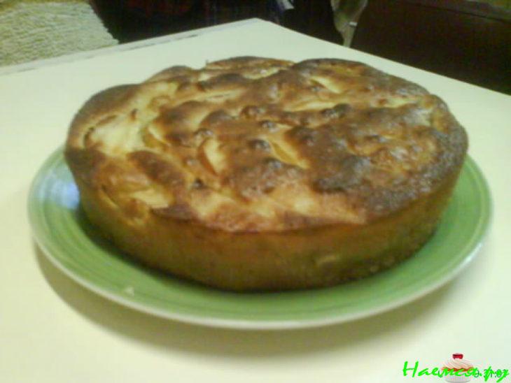 Шарлотка на сметане с яблоками и корицей