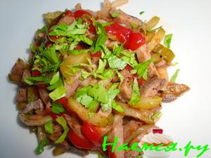 Салат с языком и маринованным луком