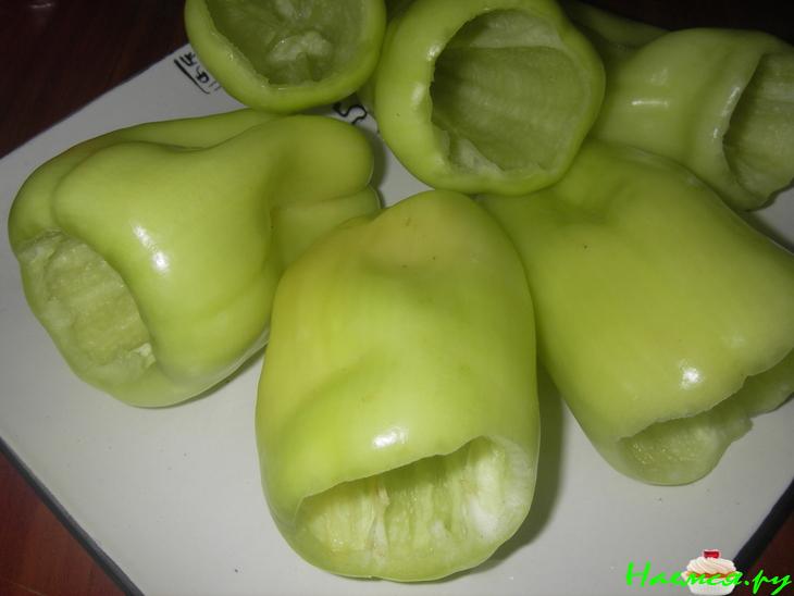 Перец фаршированный беконом, картофелем и грибами