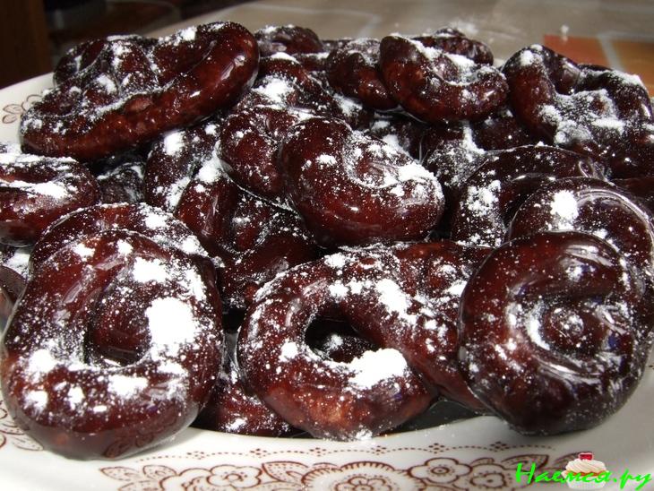 Шоколадные крендельки в сахарной пудре