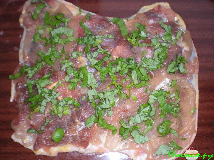 Рулет куриный с грибами и болгарским перцем в меду