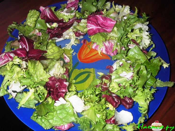 Куриный салат с опятами и заправкой из козьего сыра