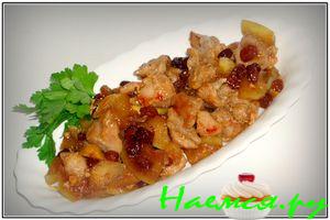 Свинина с яблоками, изюмом и медом