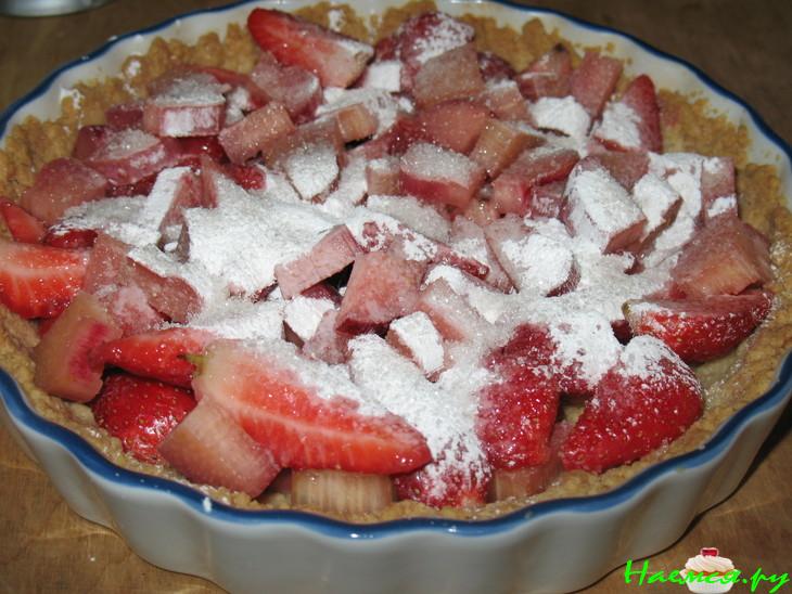 Штрейзельный пирог с клубникой, ревенем и миндалем Штрейзельный пирог с клубникой, ревенем и миндалем