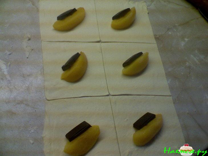 Слоеные мешочки с персиком и шоколадом