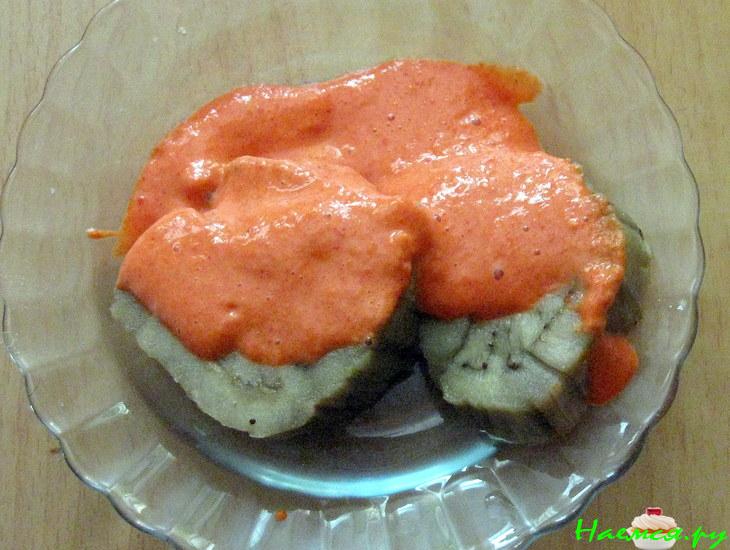 Печеные баклажаны с соусом из красных перцев