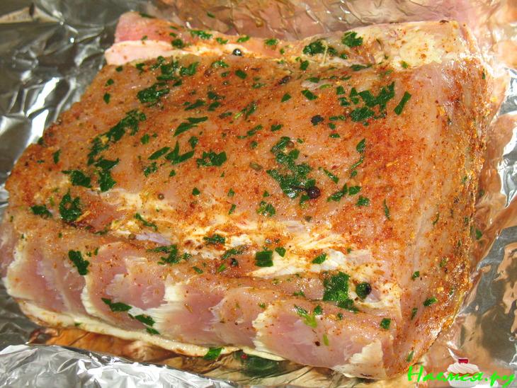 Запеченная свинина с конфитюром из лука, чеснока и винограда