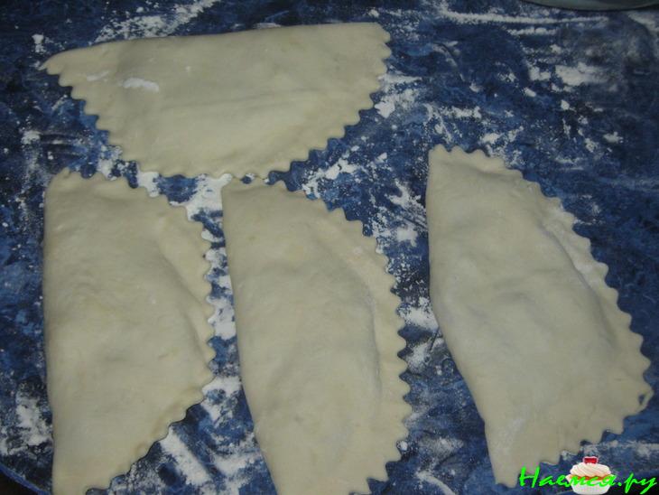 Чебуреки с ветчиной и сыром