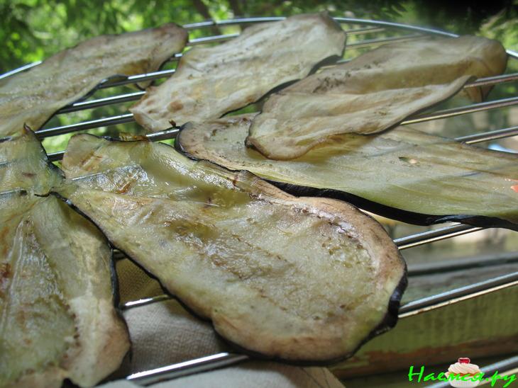 Баклажаны под густым соусом из помидоров