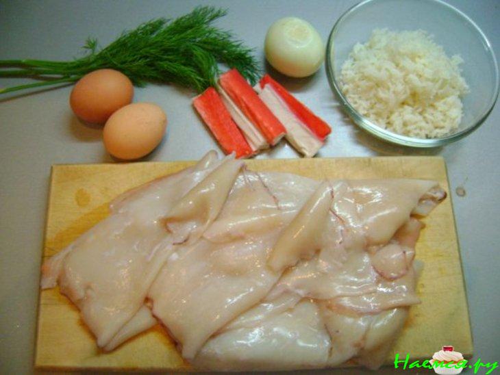 Фаршированные кальмары рисом и яйцами с крабовыми палочками