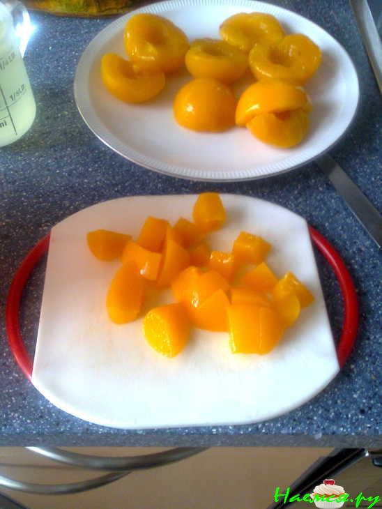 Салат куриный с персиками