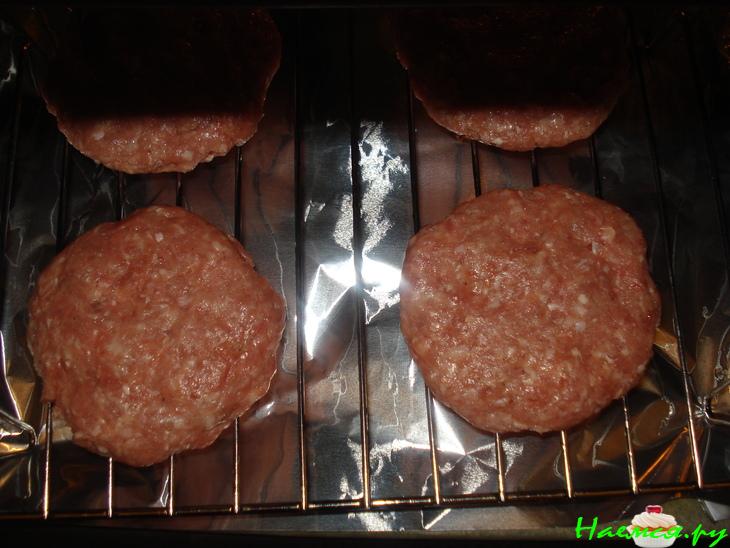 Котлеты с копчёным сыром и соусом из сладкого перца