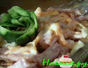 Салатик с копченой колбаской