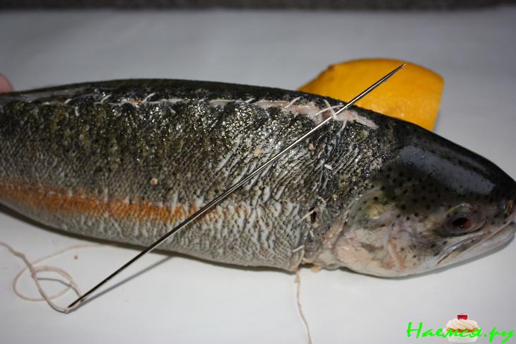 Форель фаршированная грибами и орехами с луком