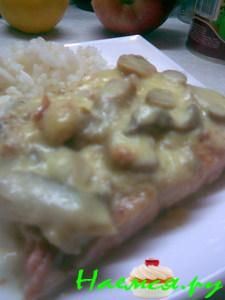 Горбуша с грибами под сырным соусом