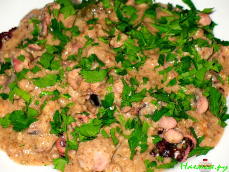 Беби-осьминоги под соусом из грецких орехов