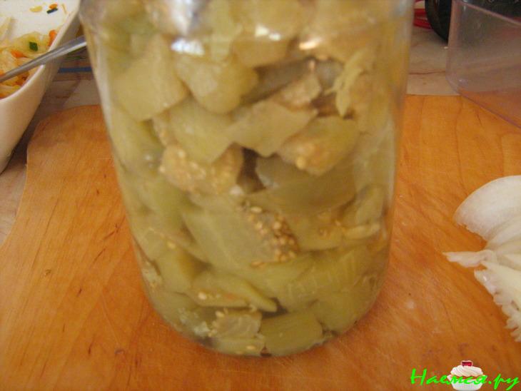 Тёплый макаронный салат с баклажанами