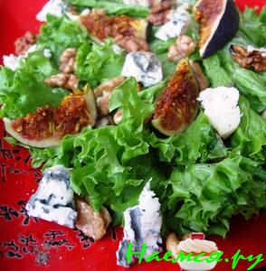 Cалат с инжиром, сыром и грецкими орехами