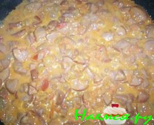 Сосиски тушеные в сметане с овощами