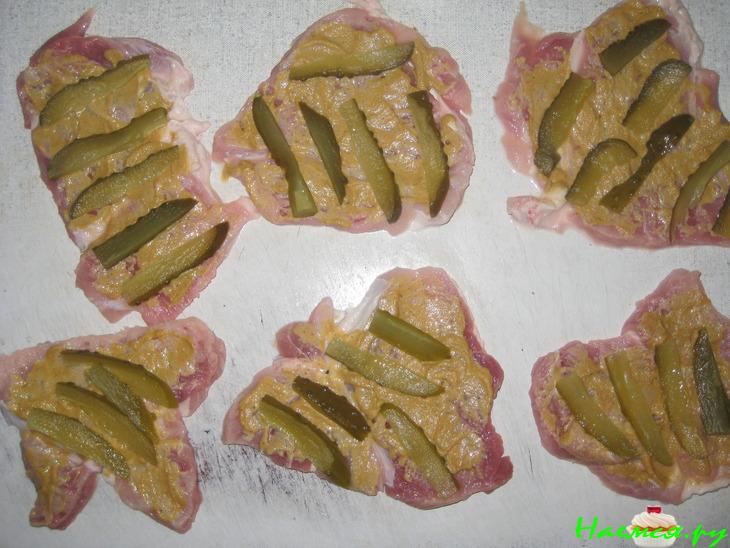 Свиные рулетики с соленым огурцом и горчицей
