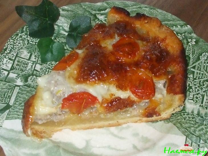 Пирог-пицца с фаршем, пореем, моцареллой ...