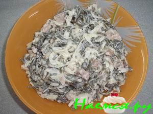 Салат с печенью трески и морской капустой