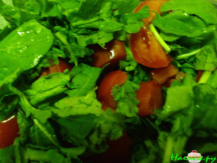 Салат из помидор с руколой