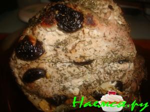 Свинина запечённая с чесноком и черносливом