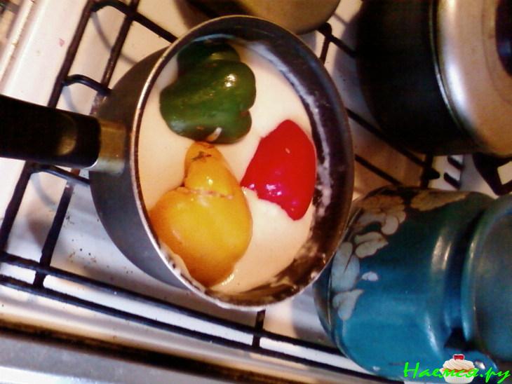 Перцы сладкие, фаршированные, в соусе «Бешамель» Перцы сладкие, фаршированные, в соусе «Бешамель»