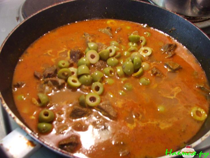 Говядина тушеная с оливками и картофелем