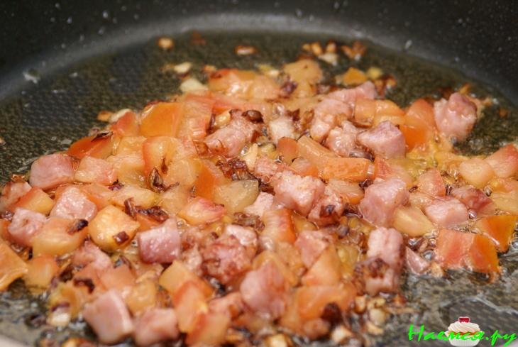 Омлет с ветчиной, луком, сыром и помидорами