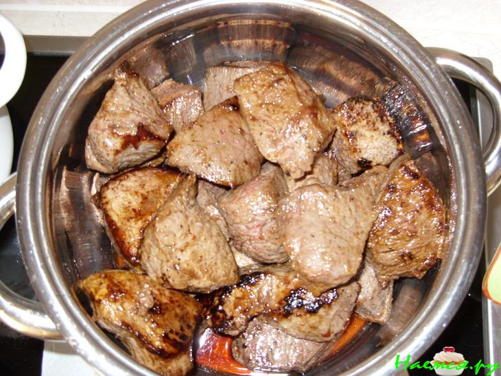 Телятина в вине с зеленью и чесноком