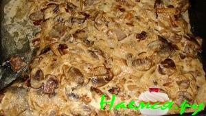 Караси в сметане с шампиньонами и чесноком