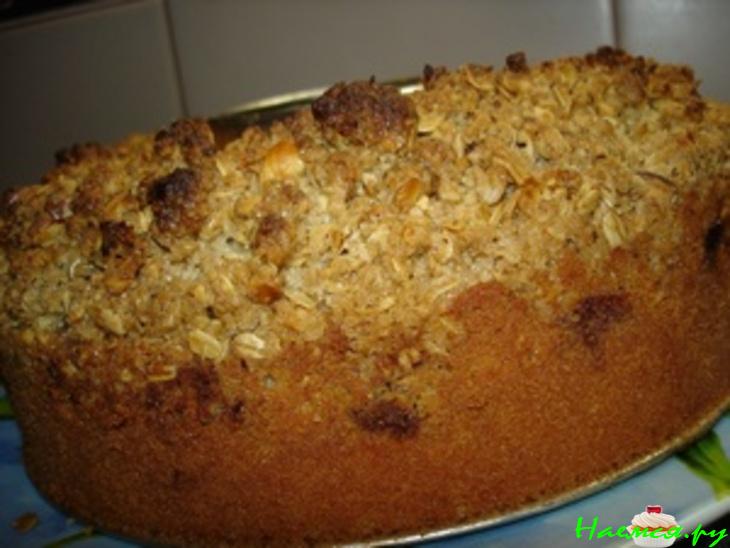 Сливовый пирог с ореховой посыпкой