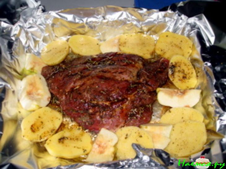 Свинина запечённая с айвой и картофелем