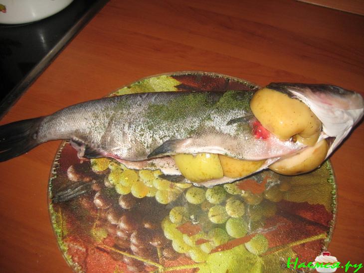 Запеченный толстолобик с мочеными яблоками