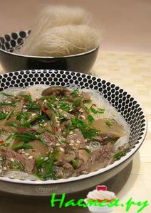 Суп с говядиной и рисовой вермишелью по-корейски