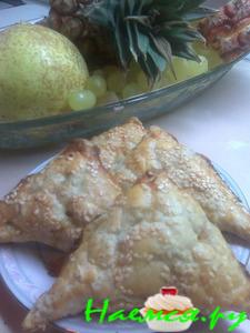 Слоеные пирожки с начинкой из тунца, сыра и овощей