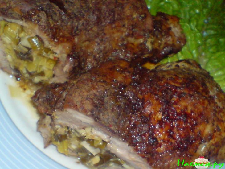 Свиная грудинка, начинённая пореем и сыром