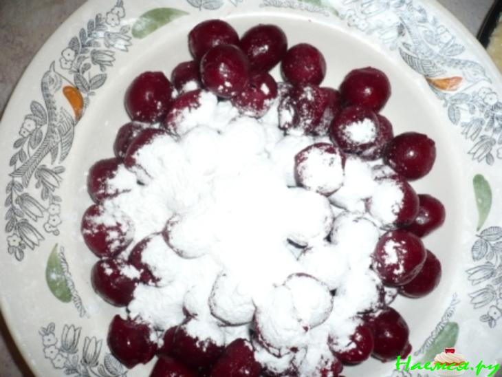 Вишневый пирог посыпанный с сахарной пудрой