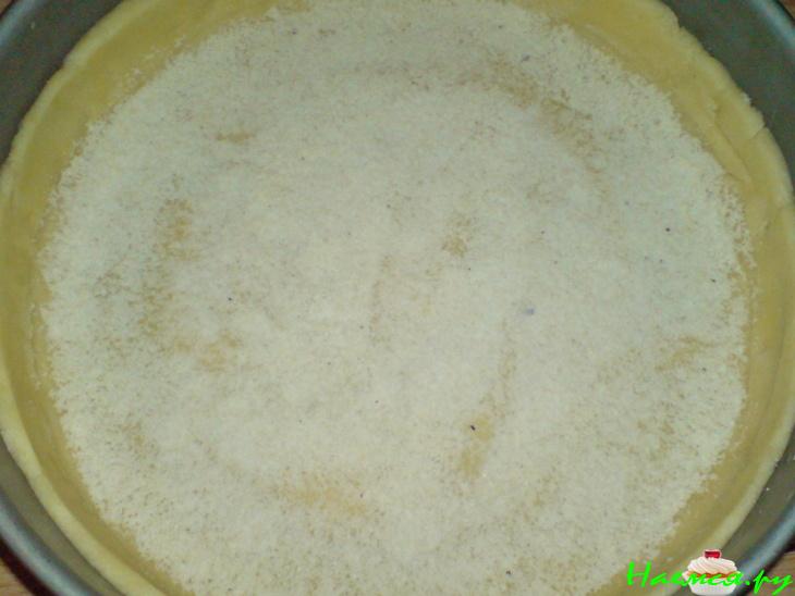 Сливовый пирог с корицей под творожной заливкой