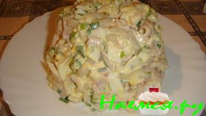 Салат из кальмаров с маринованными огурцами, луком и яйцами