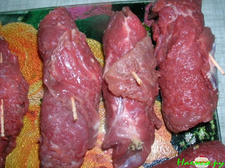 Рулетики из говядины в легком томатном соусе