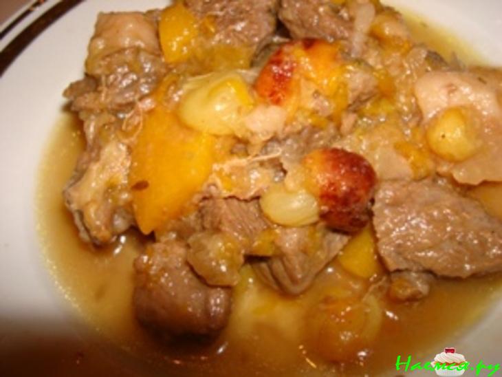Тушеная говядина с фруктами