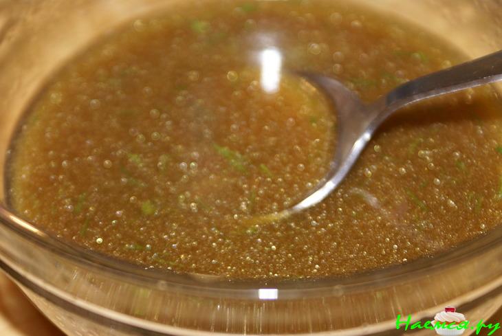 Салат с кусочками форели в нори