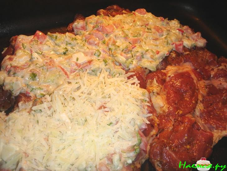 Отбивная под сочной овощной щубкой