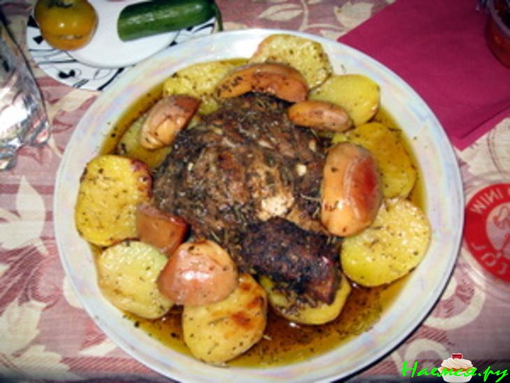 Свинина запечённая с айвой и картофелем