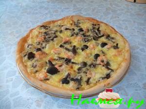 Пицца с мясом, грибами и креветками