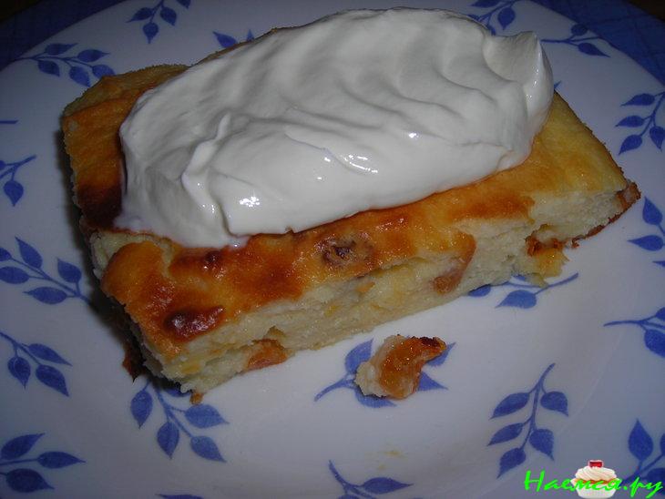 Творожная запеканка с изюмом и ванилином